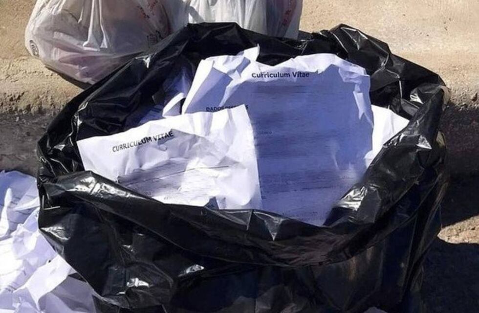 Un hombre encontró 62 currículums en la basura, se los llevó y le consiguió trabajo a 14 personas