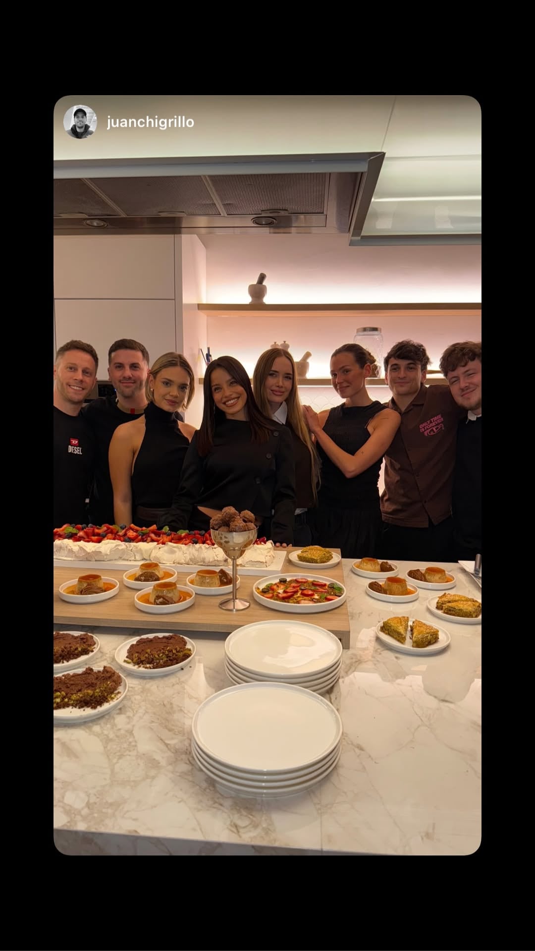La cantante posó junto a sus invitados.