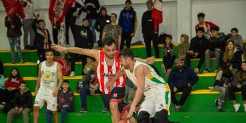 Oficial de Básquet de Tres Arroyos: Triunfos de Costa Sud, Club de Pelota y Sarmiento