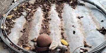 La granada que encontraron en el techo de una vivienda en Rafaela