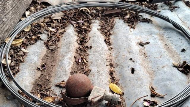 La granada que encontraron en el techo de una vivienda en Rafaela