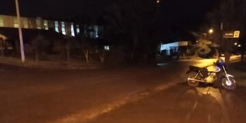 Siniestro vial en Montecarlo dejó a un motociclista herido.