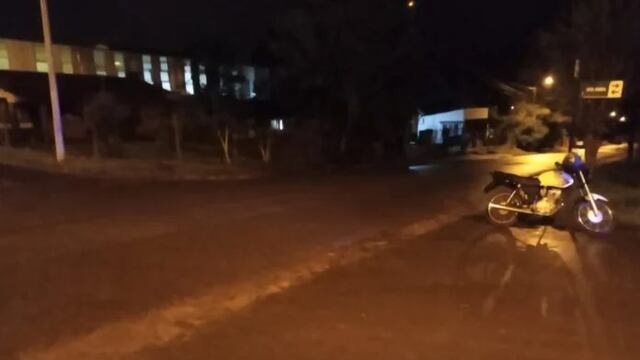 Siniestro vial en Montecarlo dejó a un motociclista herido.