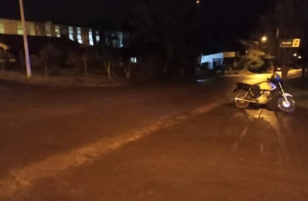 Siniestro vial en Montecarlo dejó a un motociclista herido