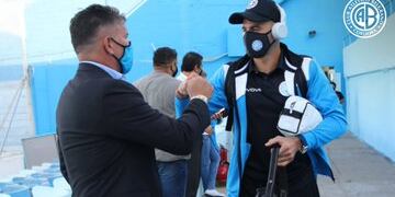 El plantel de Belgrano se va a Santiago para enfrentar a un rival afectado por la ola de casos positivos.