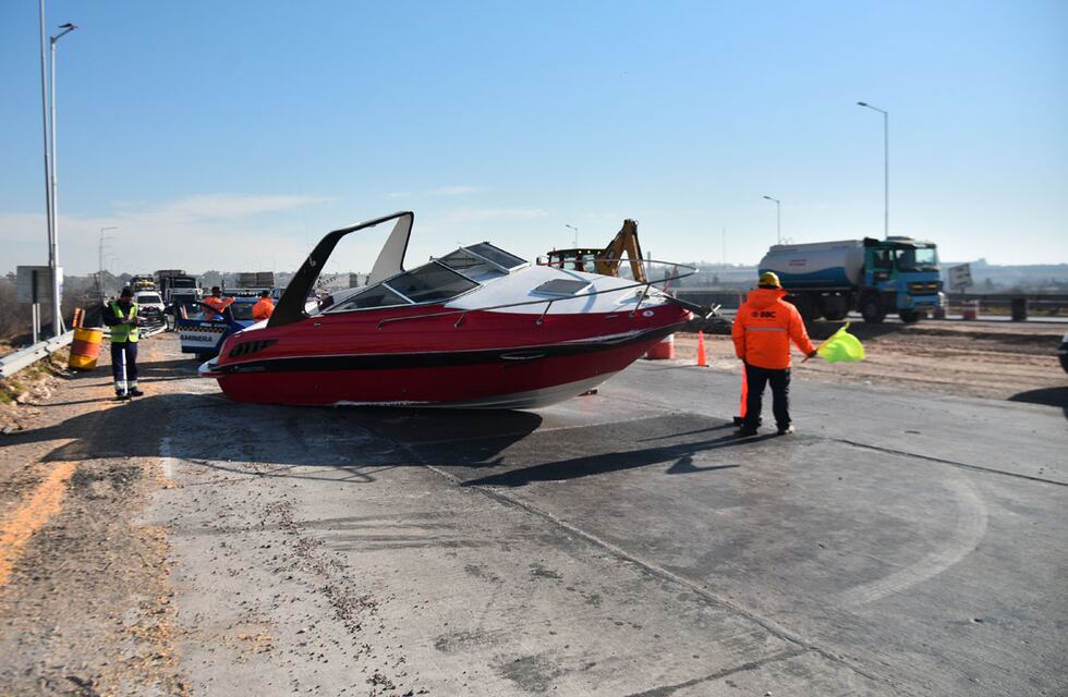 Navegar en la Circunvalación: una lancha se soltó en plena avenida