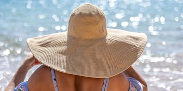 Adiós al sombrero clásico: el accesorio que es tendencia para ir a la playa este verano 2026