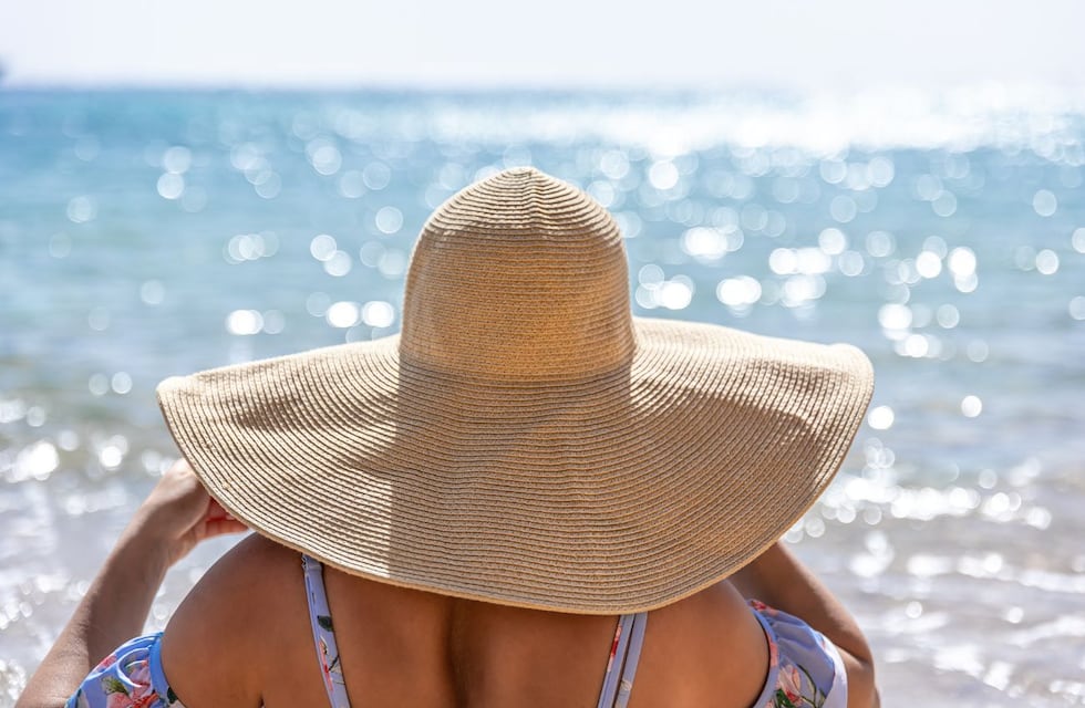 Adiós al sombrero clásico: el accesorio que es tendencia para ir a la playa este verano 2026