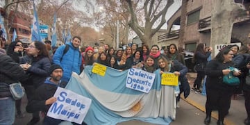 El docente que expresa cómo es la cotidianidad del trabajo.