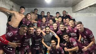 Los jugadores de 9 de Julio, festejando en el vestuario la victoria ante Gimnasia y Esgrima