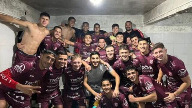 Los jugadores de 9 de Julio, festejando en el vestuario la victoria ante Gimnasia y Esgrima