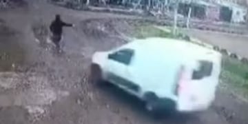 El repartidor embistió al ladrón para detenerlo. (Captura)