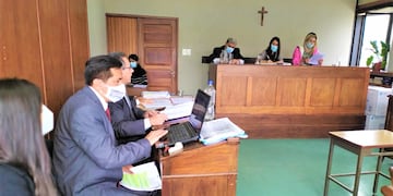 Los abogados querellantes y el fiscal (a la izquierda), y los miembros del Tribunal en lo Criminal n° 3 de Jujuy, durante la única audiencia del juicio, el martes último.