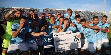 Todo el plantel de Belgrano festejó con su gente el pase de ronda en la Copa Argentina (Foto: Belgrano).