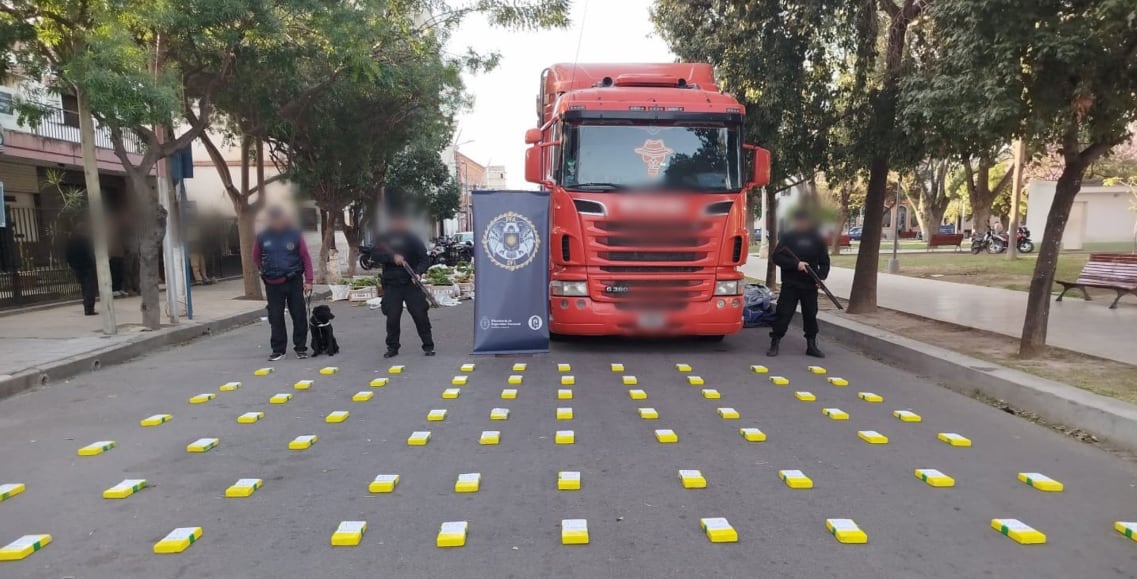 El vehículo de carga había partido desde Perico (Jujuy), según declaró el propio chofer. Entre bananas y papayas, llevaba "ladrillos" de cocaína por valor de casi un millón de dólares.