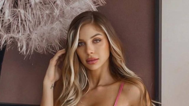 Romina Malaspina posó de espaldas y frente a la cámara con lencería de encaje roja pasión