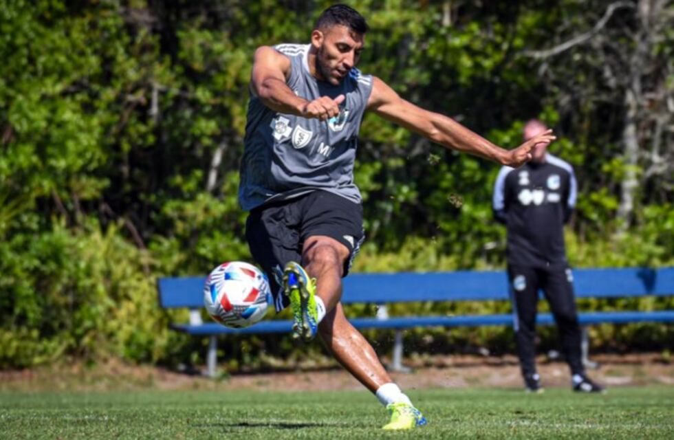 Colón suma a Wanchope Ábila como refuerzo y Julio César Falcioni sonríe