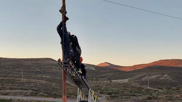 Le amputarán el brazo izquierdo al hombre que intentó robar cables en Chubut y se electrocutó.