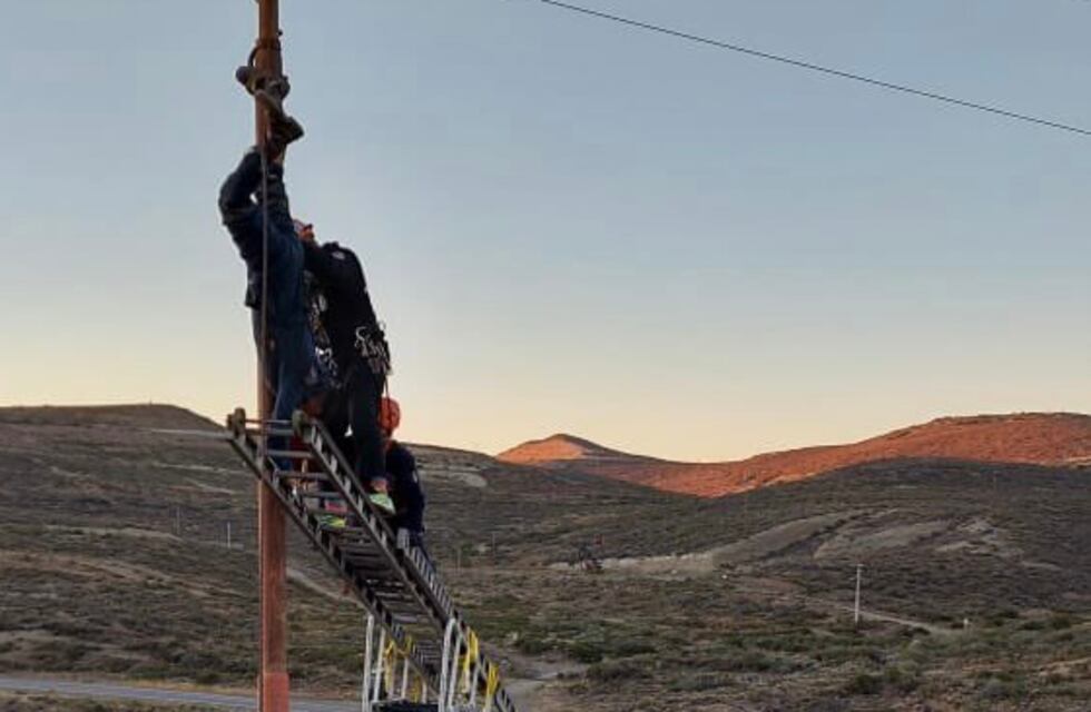 Le amputarán el brazo al hombre que intentó robar cables de un poste de luz en Chubut y se electrocutó