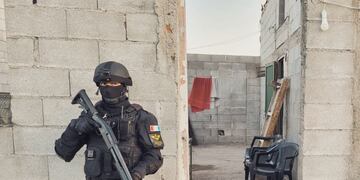 Padre e hijo detenidos por vender droga