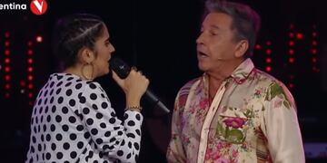 El momento en que Luciana canta a dúo con Ricardo Montaner. Foto: captura pantalla