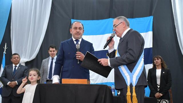 El gobernador Jaldo toma juramento al intendente  Jorge Leal.