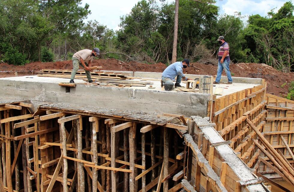 Tres Capones: construye el tramo final del puente sobre el arroyo Concepción