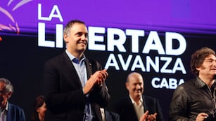 La Libertad Avanza. Manuel Adorni y Javier Milei, en el cierre de campaña porteño. (Gentileza Clarín)