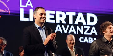 La Libertad Avanza. Manuel Adorni y Javier Milei, en el cierre de campaña porteño. (Gentileza Clarín)