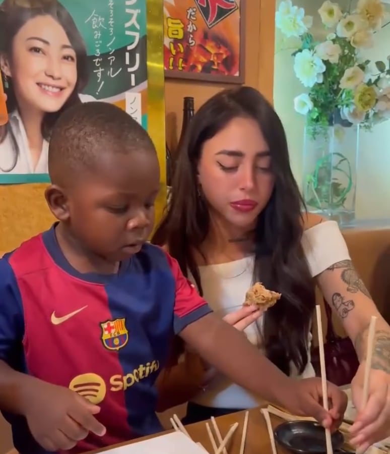 Nicki Nicole junto al hermano de Lamine Yamal.