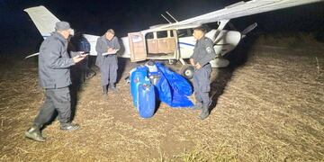 Una avioneta aterrizó en un campo a 70 kilómetros de Rosario