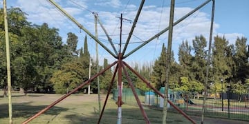 La comuna clausuró por senguda vez el "saltarín" y le ordenaron al duerño retirarlo.