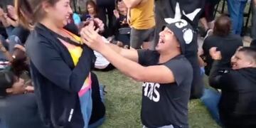 Le propuso casamiento a su novia en el recital de La Renga y la propuesta se volvió viral