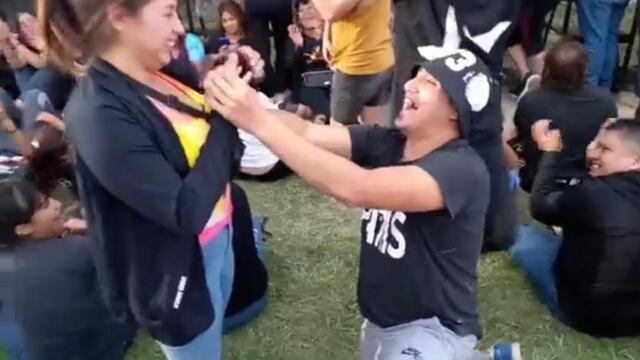 Le propuso casamiento a su novia en el recital de La Renga y la propuesta se volvió viral