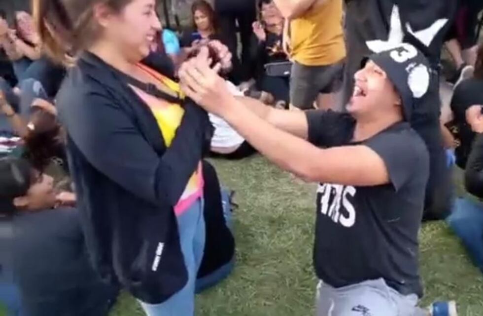 Le pidió casamiento a su novia en el recital de La Renga en Neuquén y su propuesta se volvió viral
