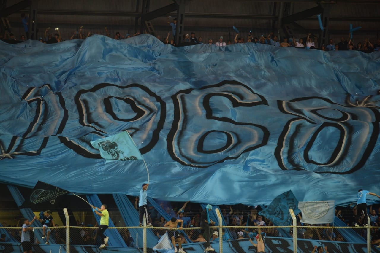 Banderazo de los hinchas de Belgrano en su partido de Copa Argentina en San Luís. (José Gabriel Hernández / La Voz).