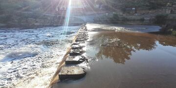 La creciente llegó por el río San Antonio, este viernes. (Gentileza Carlos Paz Vivo)