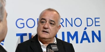 En una reunión celebrada este miércoles por la mañana en la Casa de Gobierno, el gobernador Osvaldo Jaldo recibió al legislador Javier Noguera para dialogar sobre el escenario político de cara a las elecciones del próximo 26 de octubre, con el objetivo de unificar una propuesta peronista en la provincia.
Tras el encuentro, Javier Noguera calificó la reunión como fructífera. “La conversación con el Gobernador ha sido muy positiva”, expresó el parlamentario, y reconoció que, aunque existen “perspectivas diferentes con respecto a la realidad”, hay un acercamiento progresivo entre los distintos sectores del justicialismo.
“En este último tiempo hemos venido aproximándonos, haciendo acercamientos, al igual que el presidente del Partido Justicialista distrito Tucumán, Juan Manzur, en la misma dirección, porque creemos que el peronismo tiene que unirse”, remarcó el legislador.
En ese marco, Noguera recordó que el 6 de agosto vence el plazo para la presentación de listas, lo que imprime mayor urgencia al proceso de negociación política. “Aunque hoy no hemos profundizado ni llegado a un acuerdo definitivo, está en la mesa de negociación la unidad, que creemos que es necesaria”, afirmó.
Finalmente, el legislador valoró los últimos gestos de acercamiento entre el gobernador Osvaldo Jaldo y el senador nacional Juan Manzur, y consideró “positivas” las reuniones mantenidas la semana pasada como parte de un proceso institucional y político para fortalecer la unidad del peronismo tucumano.