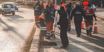 Ushuaia: continúa la limpieza y despeje de cordones en avenida Hipólito Yrigoyen