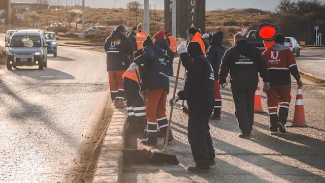 Ushuaia: continúa la limpieza y despeje de cordones en avenida Hipólito Yrigoyen