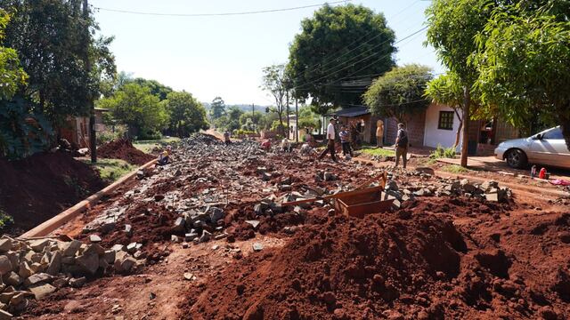 Ejecutan obras de empedrado en Apóstoles.