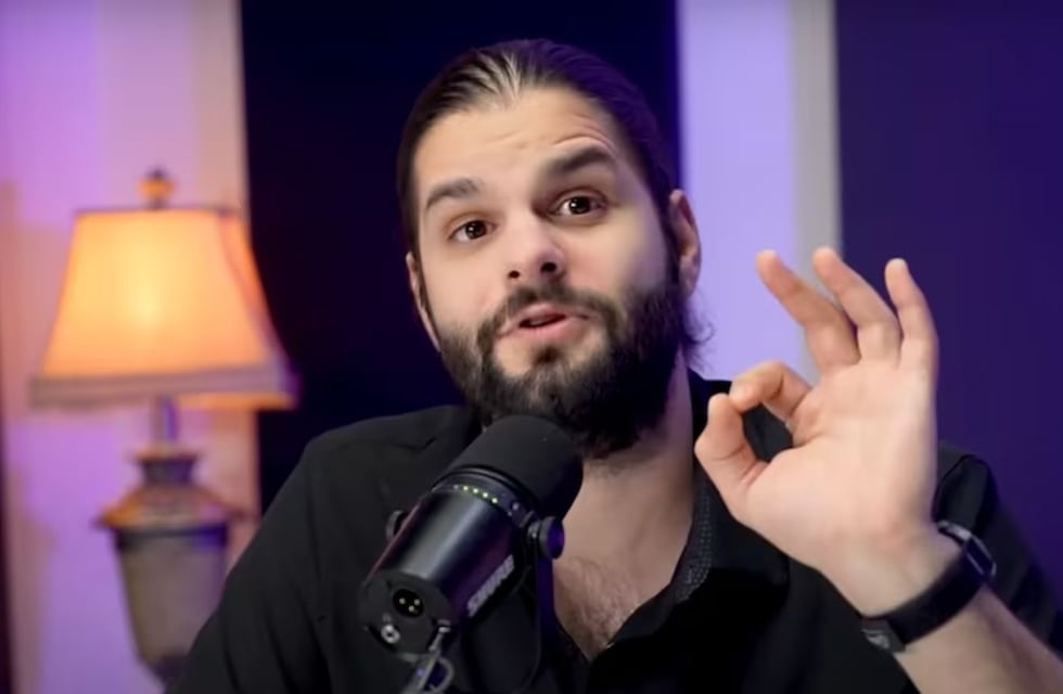 Quién es Farid Dieck, el psicólogo de Youtube viral luego de que su novia dijera que se fijó en él por su fama