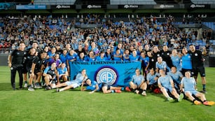 El plantel de Belgrano después de ganarle por penales a Ferro por el Segundo Torneo de Primera División del fútbol femenino