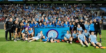 El plantel de Belgrano después de ganarle por penales a Ferro por el Segundo Torneo de Primera División del fútbol femenino