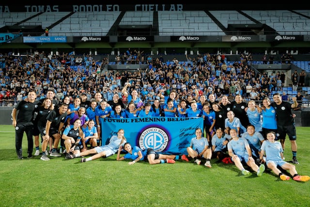 El plantel de Belgrano después de ganarle por penales a Ferro por el Segundo Torneo de Primera División del fútbol femenino