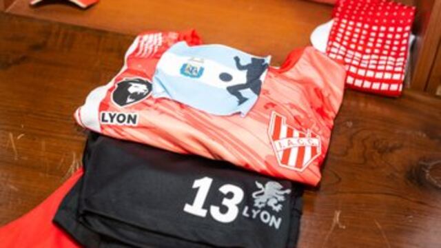 Instituto estrena camiseta y marca. Con tributo a Diego Maradona.