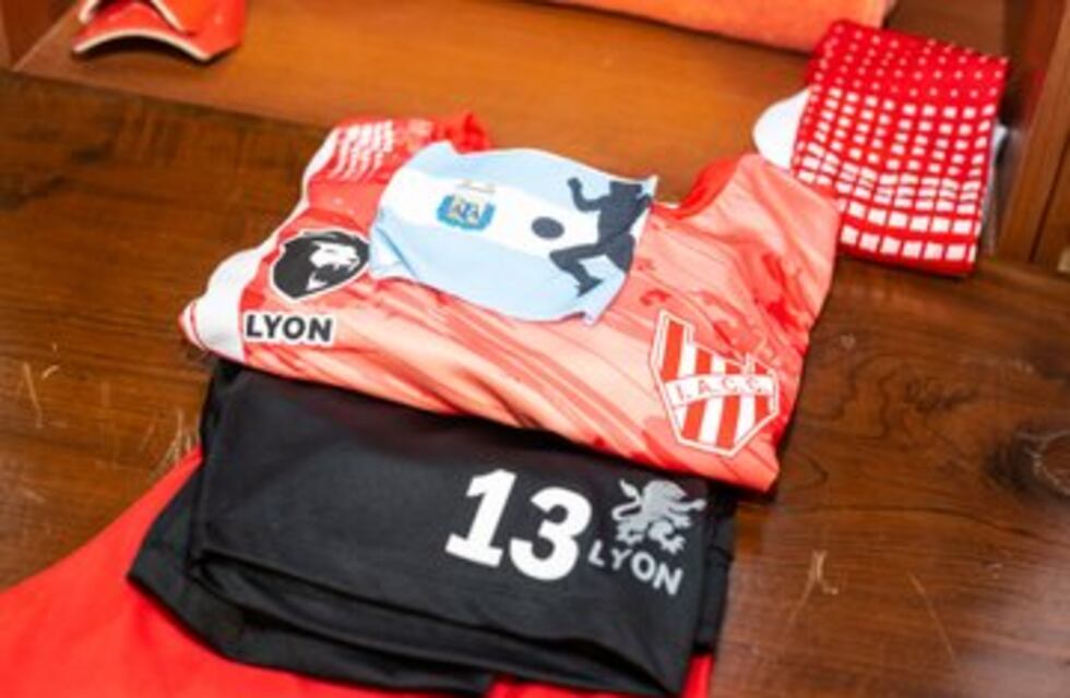 La nueva camiseta de Instituto, Gloria a Maradona