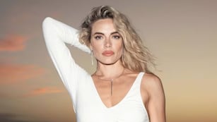 Desde una piscina, Emilia Attias subió la temperatura del otoño con una infartante microbikini