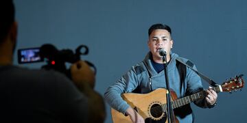 Enzo "Hueso" Flores avanzó a la siguiente instancia de Canta Conmigo Ahora.