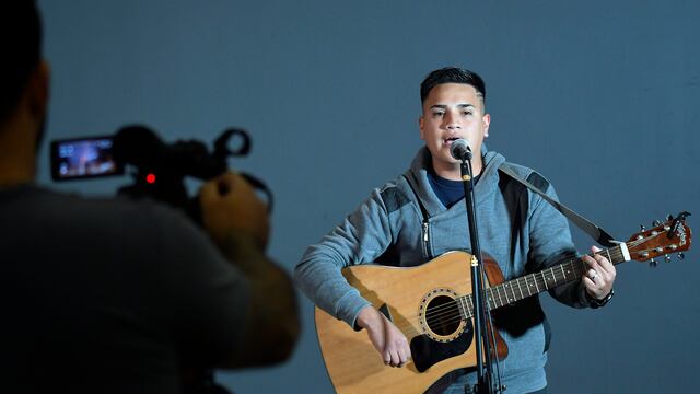 Enzo "Hueso" Flores avanzó a la siguiente instancia de Canta Conmigo Ahora.